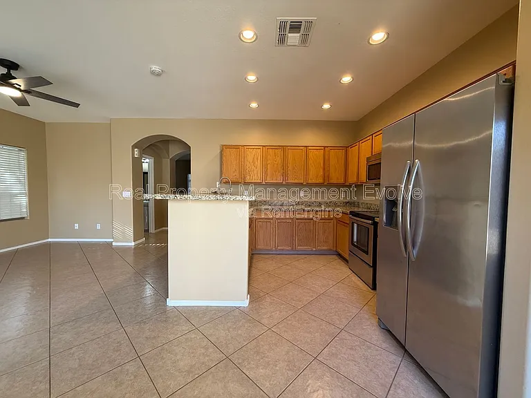 914 E Christine Pl — Photo 11