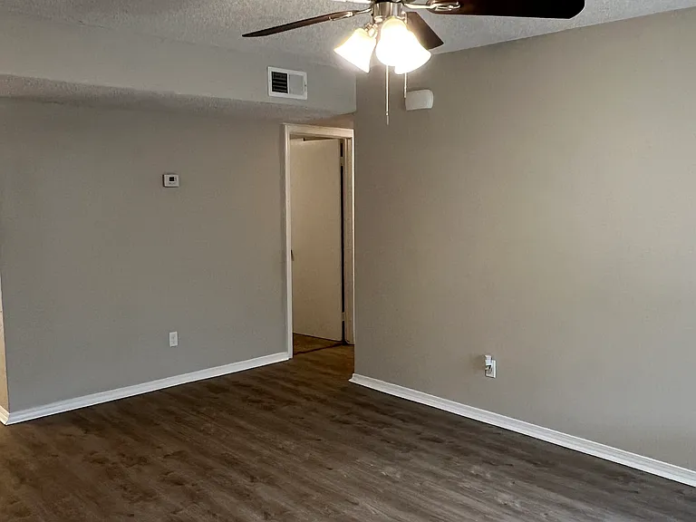 513 Redwood Dr — Photo 6