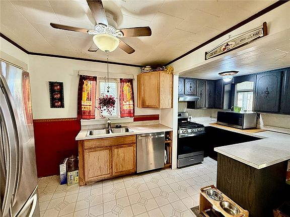 12th image of 223 N Elm St