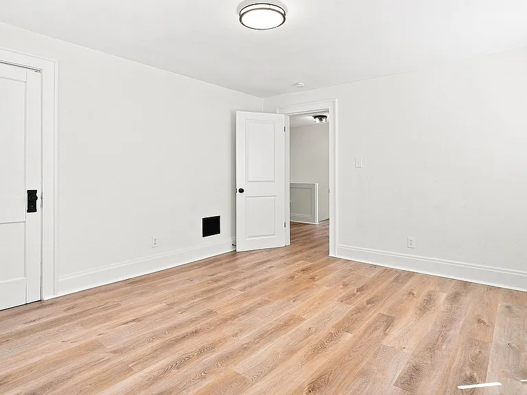 1112 Peters Ave — Photo 9