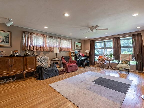 5th image of 528 Locust Hill Dr