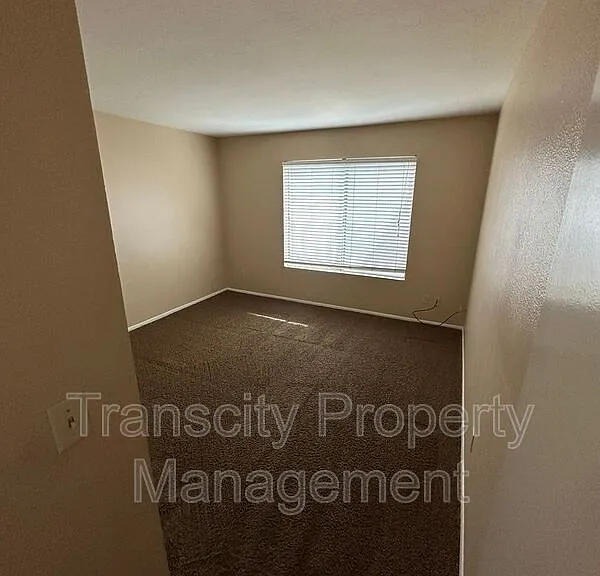 743 W Fordham Dr — Photo 5