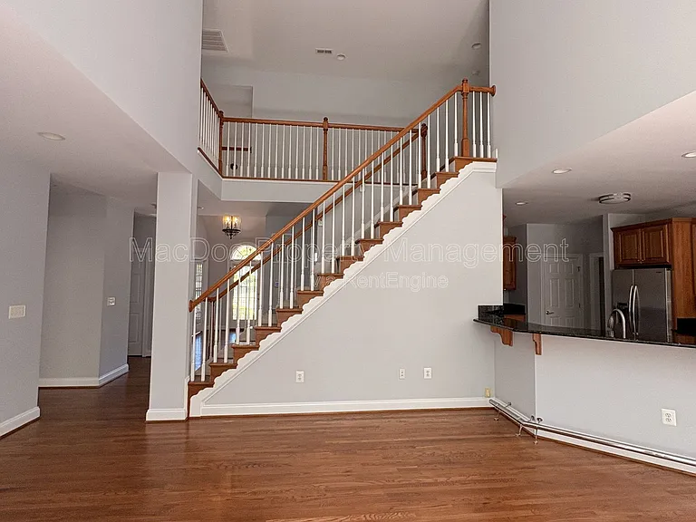 10802 Cedar Creek Dr — Photo 9