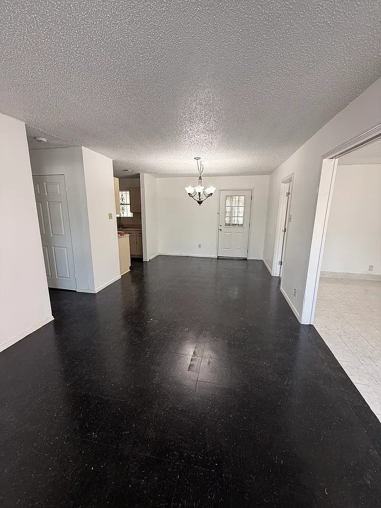 3 bed, 1.5 bath, 1536 sqft, $1,390 — Photo 3
