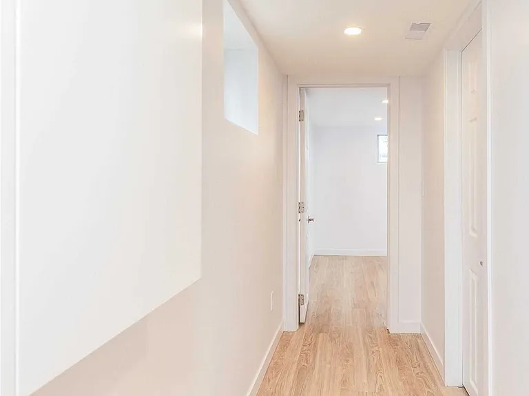 1370 Woodbine Ave #LOWER — Photo 7