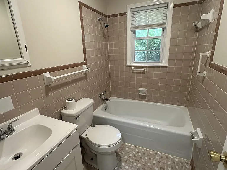 60 Oak Ave — Photo 9