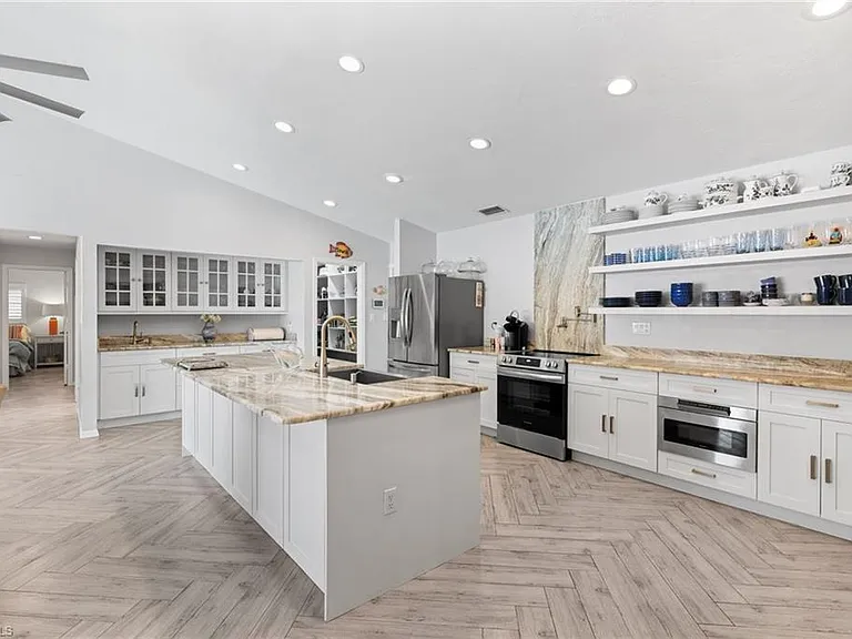2467 Pine Woods Cir #3 — Photo 9