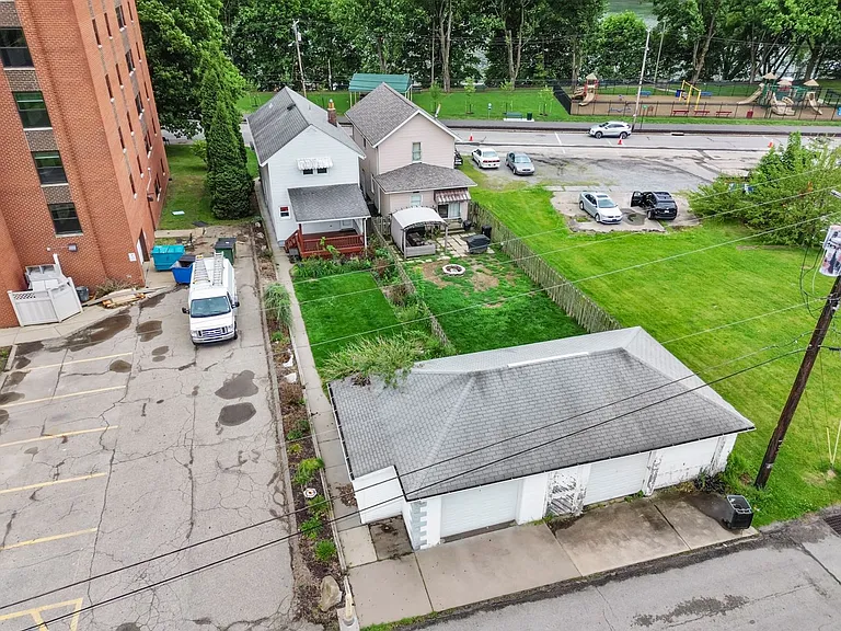 875 1st Ave — Photo 31