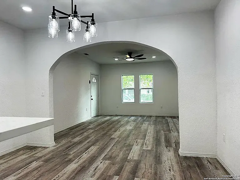 325 Robert E Lee St — Photo 10