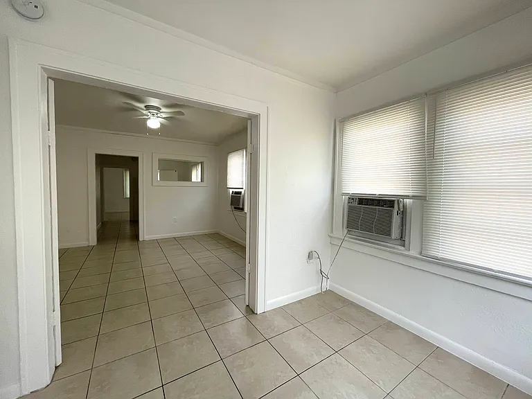 1011 SW 4th St #4 — Photo 8