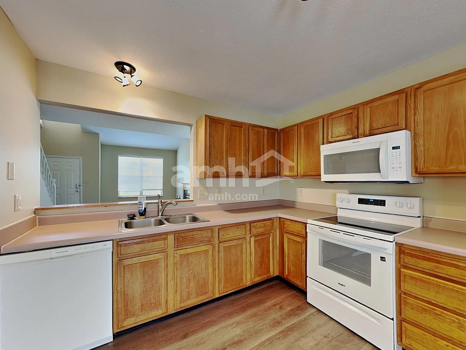 3 bed, 2.5 bath, 1580 sqft, $2,005 — Photo 4