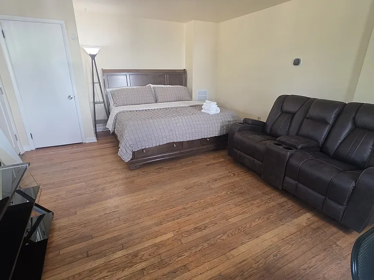 562 Walton Ave — Photo 6