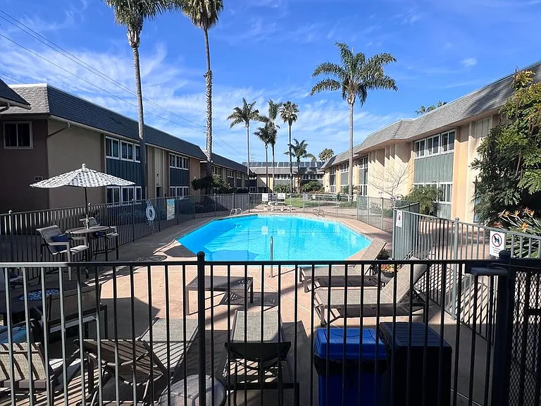 Pacific Breeze Apartments — Photo 8