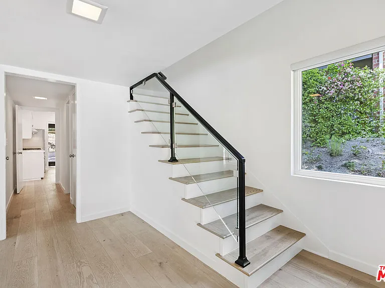 3101 N Beachwood Dr — Photo 6
