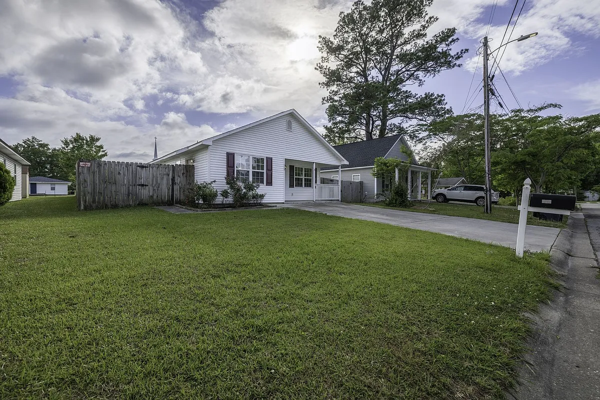 Building Photo - 129 Sanders St
