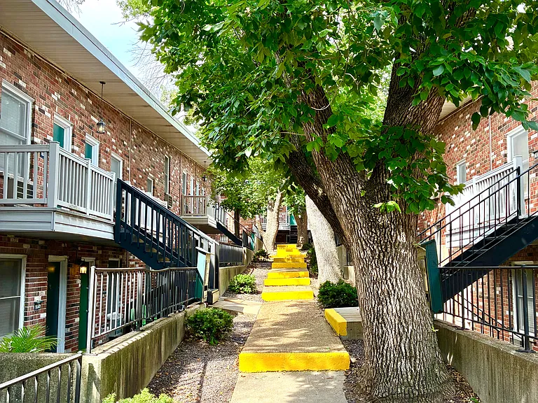 Laclede Forest Apartments — Photo 15