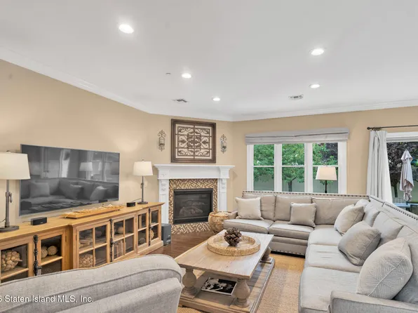 22 Cheshire Pl, Staten Island, NY 10301
