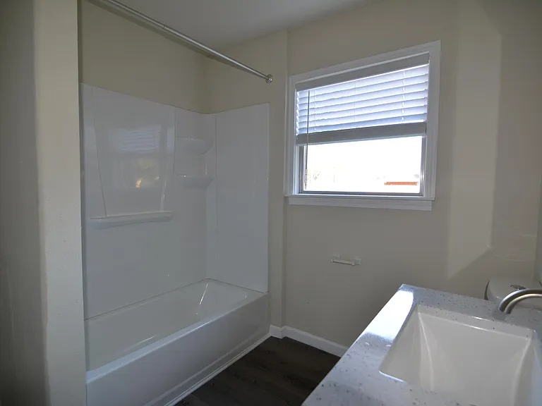 118 E 5th St — Photo 11