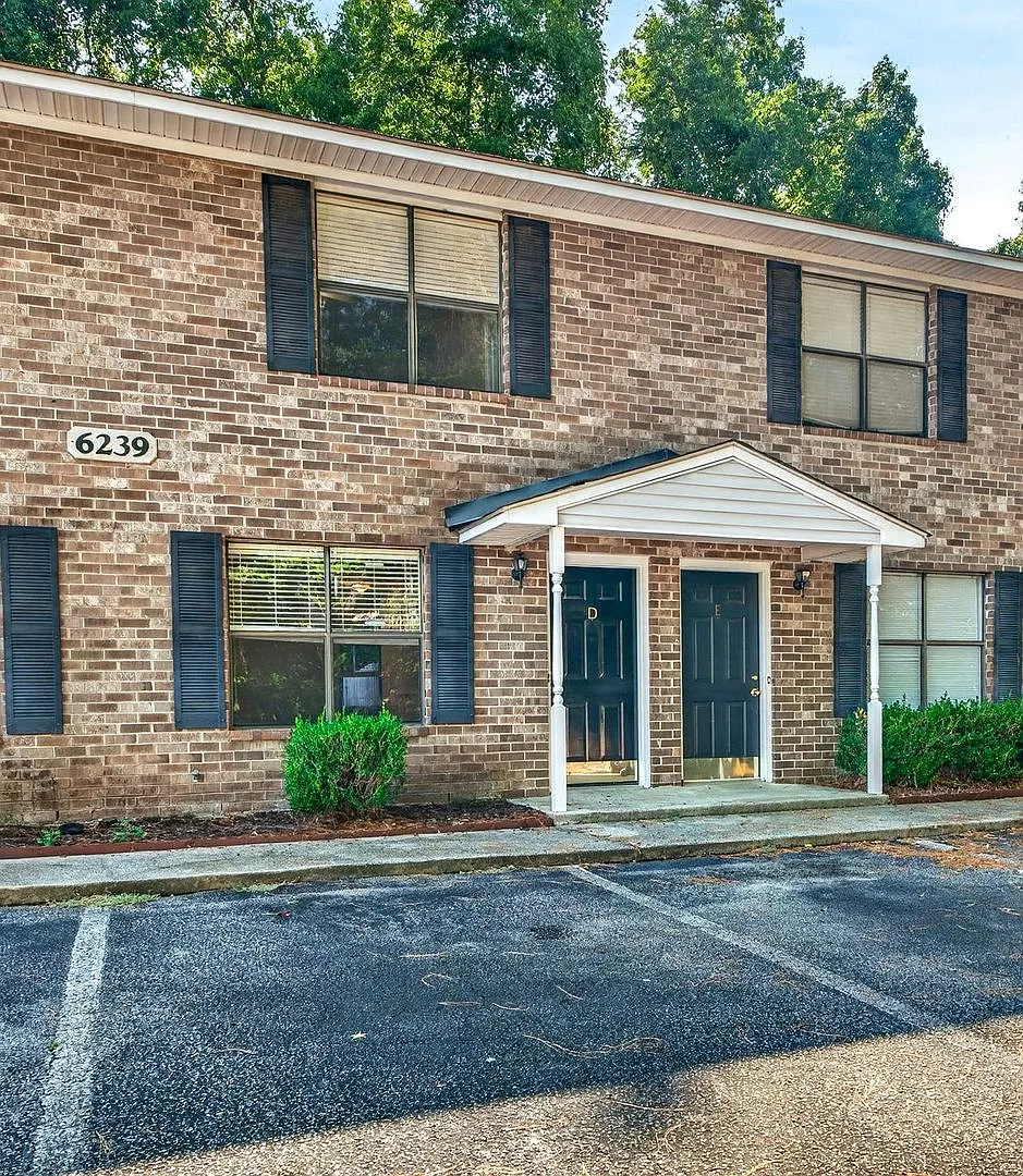 Convenient Living Near Park Circle — Photo 2