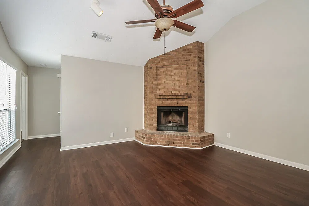3 bed, 2.0 bath, 1211 sqft, $2,035 — Photo 2