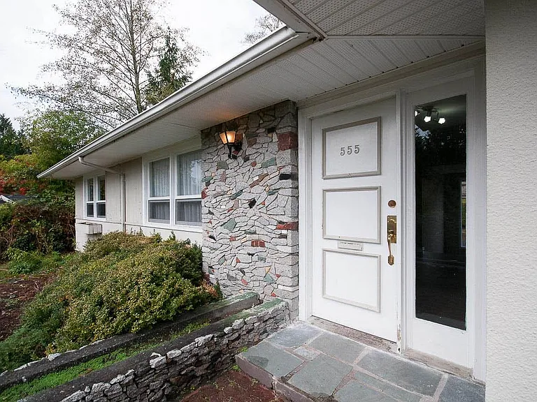 555 Stevens Dr — Photo 2