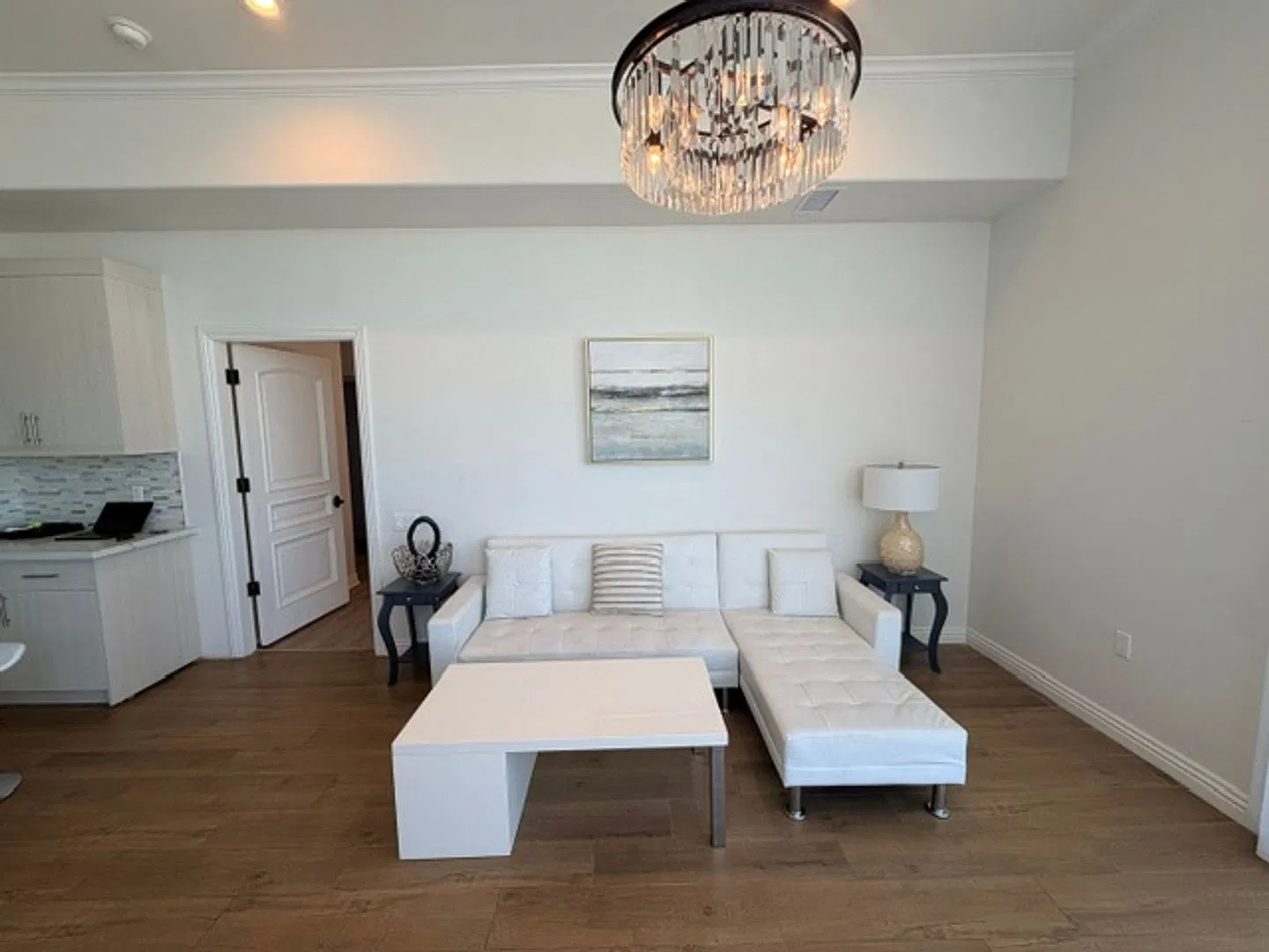 Modern Top-Floor Corner 1-Bedroom Condo in Long Beach Available Furnished or Unfurnished — Photo 4
