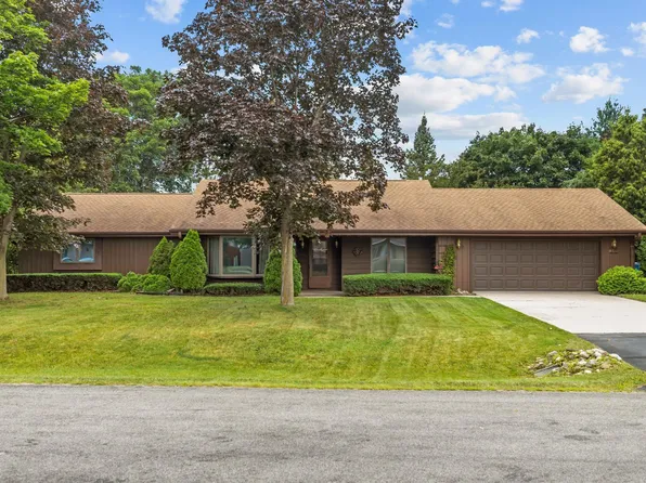 301 Oak Manor Dr, Oshkosh, WI 54904