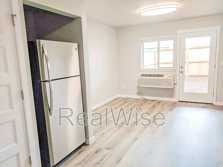 8300 SE Flavel St #103 — Photo 5