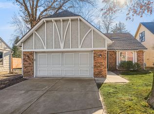 11109 Delmar Ct, Leawood, KS 66211