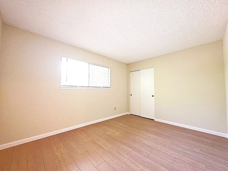 1005 Brinkby Ave — Photo 16