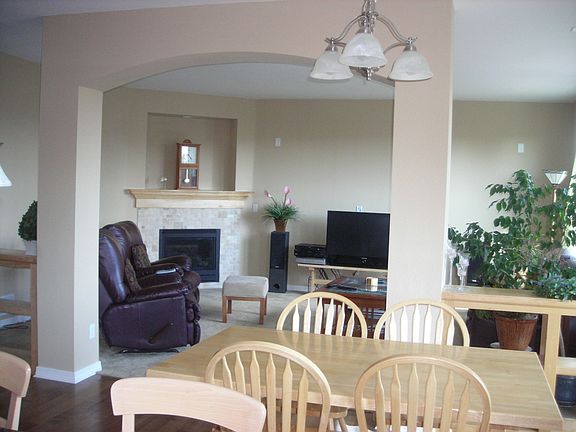 Family Room - Big & Bright