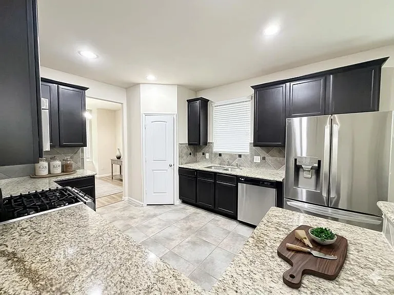 1247 S Maple Dr — Photo 4