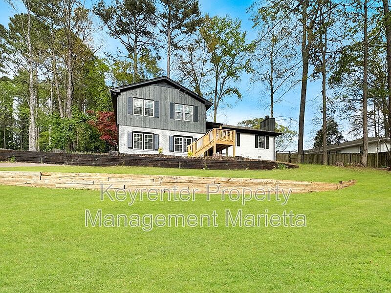 1st image of 651 Inglis Dr SE