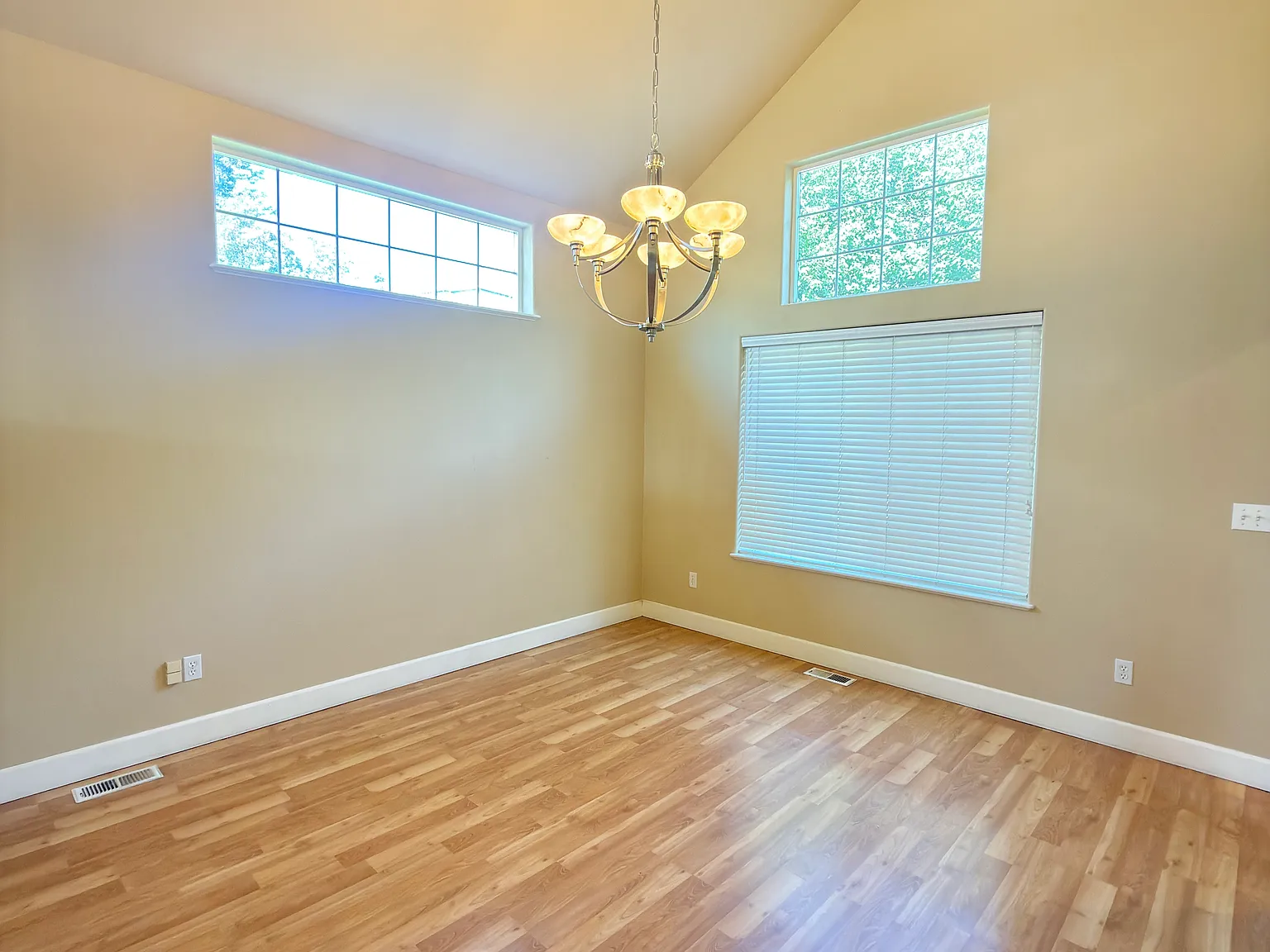 4 bed, 2.5 bath, 2309 sqft, $3,600 — Photo 4