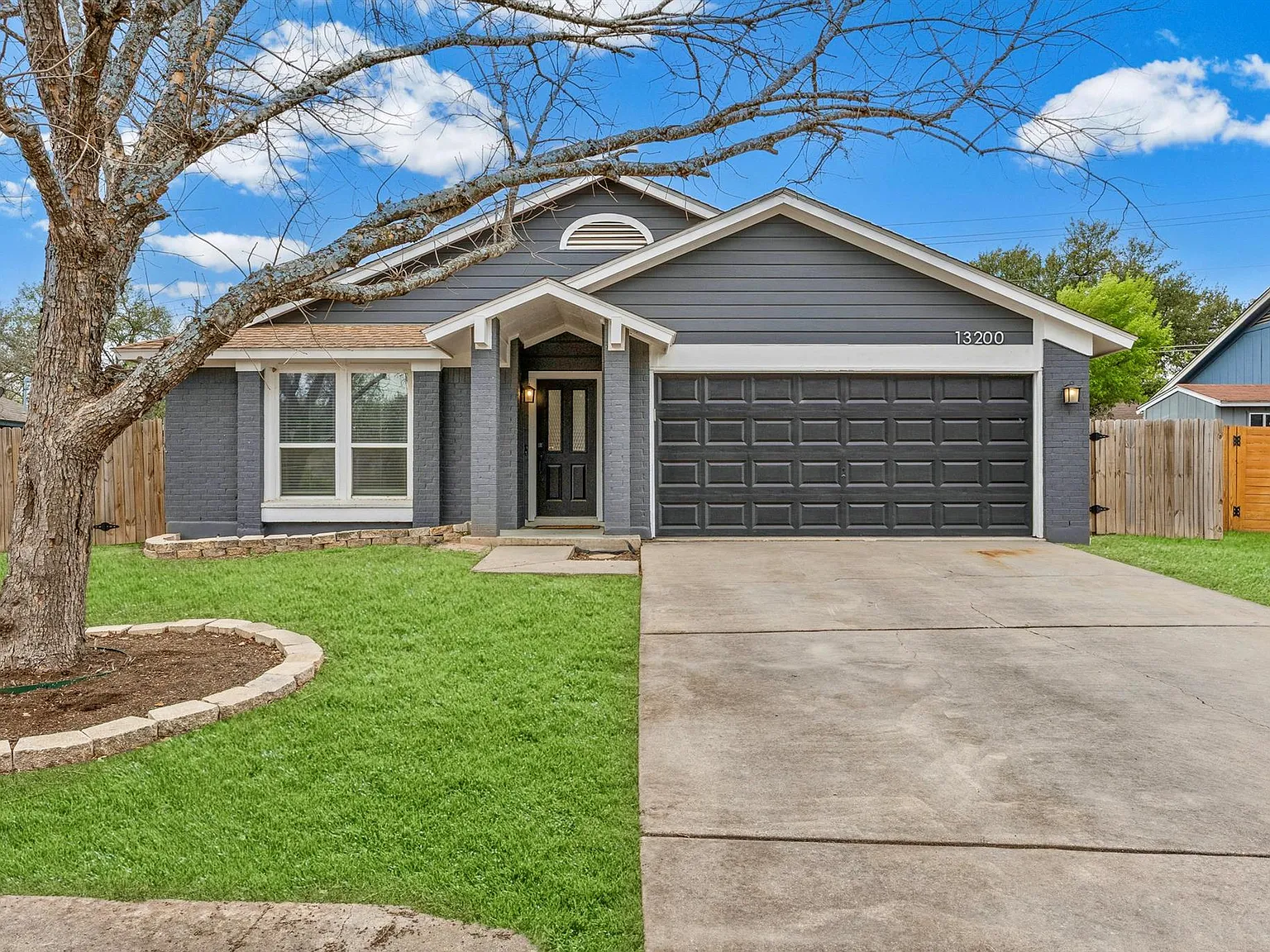 3 bed, 2.0 bath, 1396 sqft, $2,495 — Photo 2