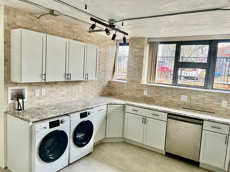 130 Linwood Ave — Photo 4