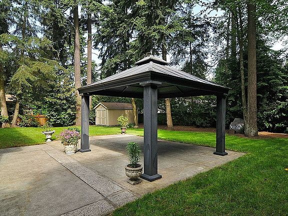 Private, fully fenced yard