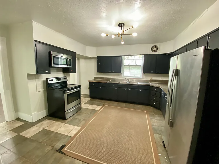 1429 Everhart St SW — Photo 2