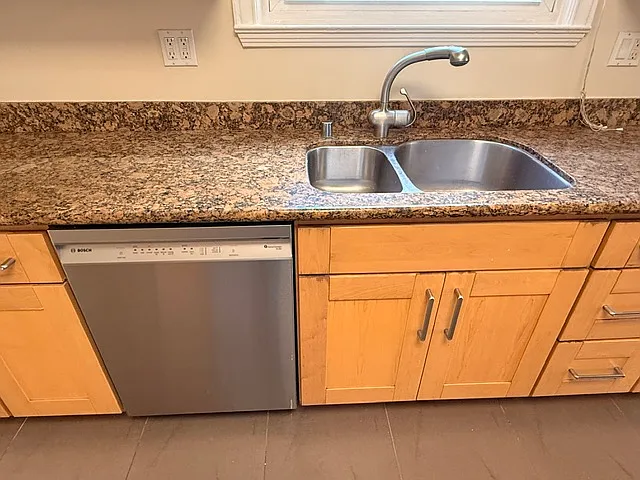 2840 Greenwich St — Photo 4
