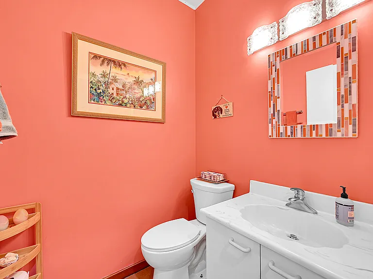 2922 Port Royale Ln S — Photo 18