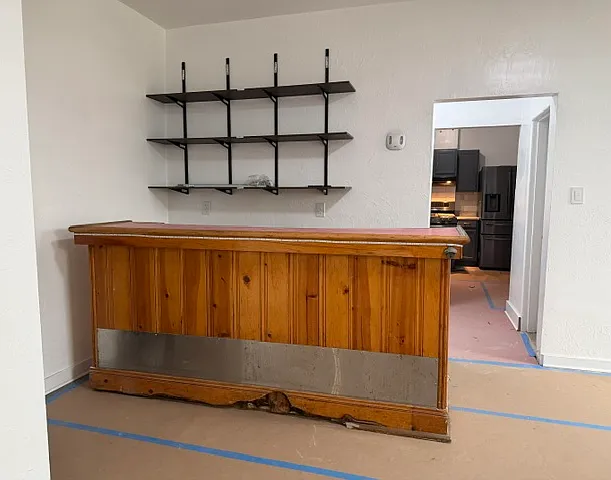 142 Robinson St — Photo 3