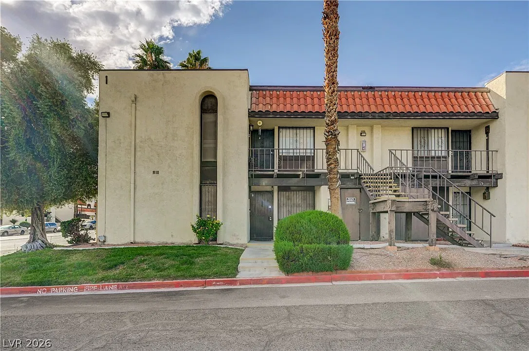 2 bed, 1.0 bath, 863 sqft, $1,050 — Photo 1