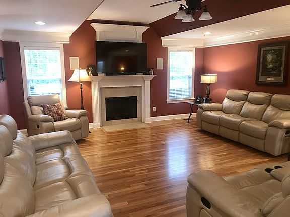 3rd image of 742 Osborne Ln