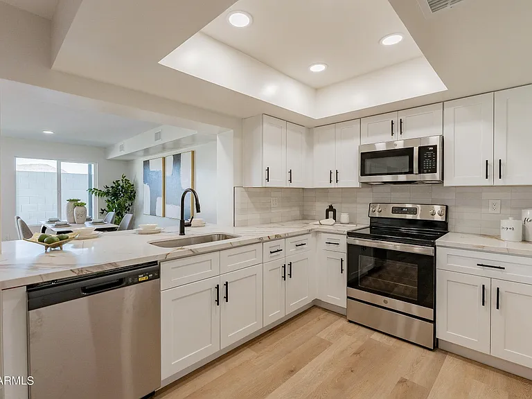 938 W Mission Ln — Photo 1