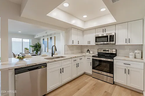 938 W Mission Ln Photo 1
