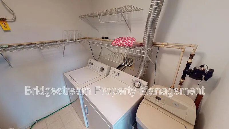 3 bed, 2.0 bath, 1367 sqft, $1,795 — Photo 4