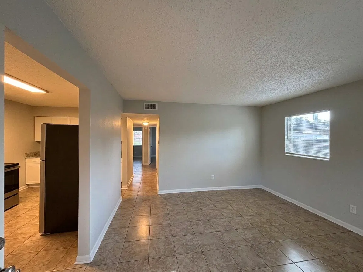 3 bed, 936 sqft, $1,400 — Photo 3