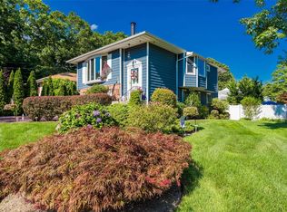 311 Pamlico Ave, Ronkonkoma, NY 11779
