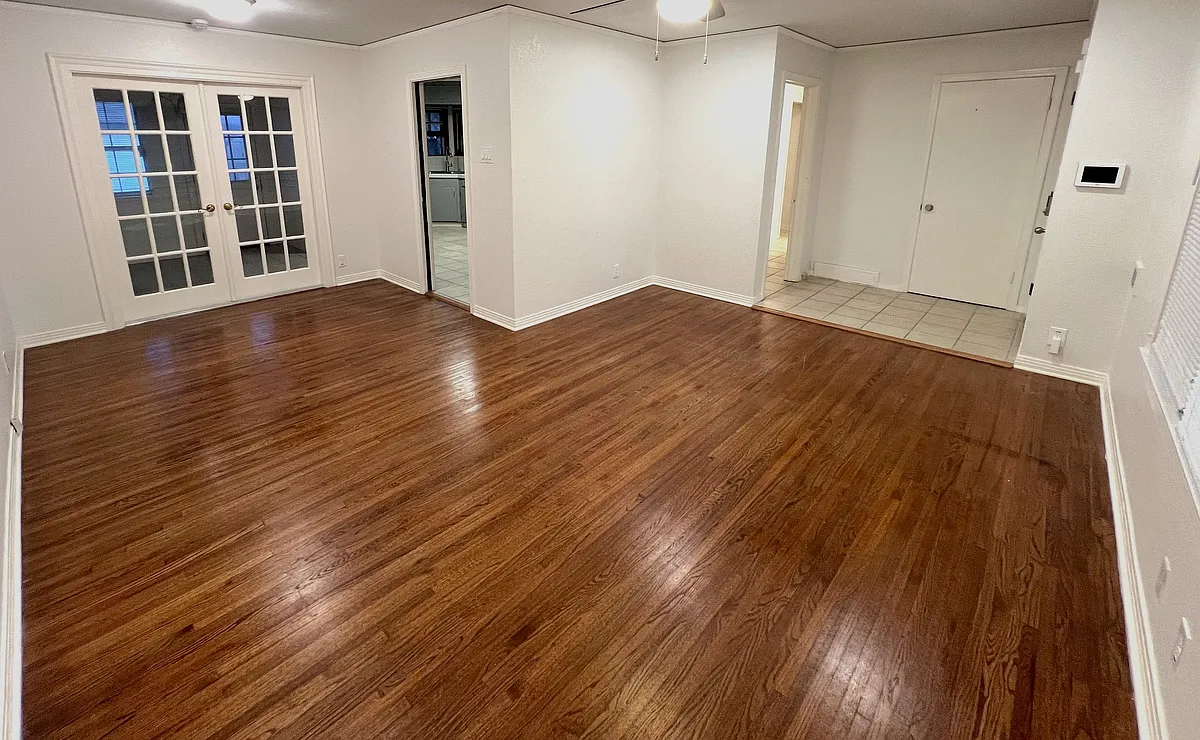 Spacious living room - 4030 Markins Dr