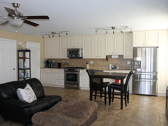 Family Room - Kitchen